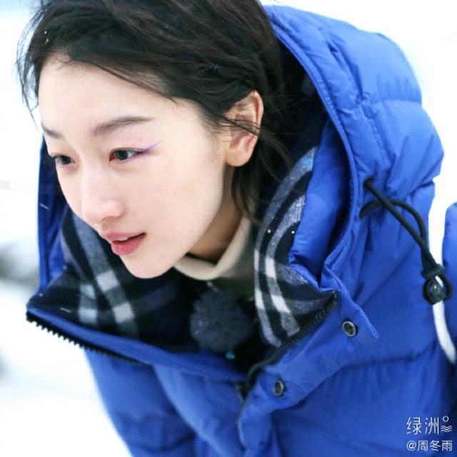 周冬雨生日宴超接地气,晒妈妈制作的蛋糕,获网友感叹太有心了