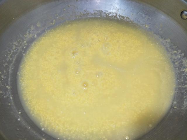 熬小米粥,掌握2个小窍门,小米粘稠流米油,出锅闻着都香