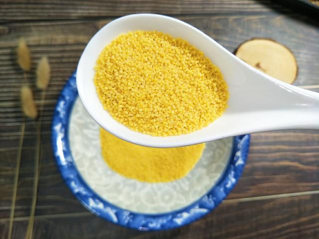 熬小米粥,掌握2个小窍门,小米粘稠流米油,出锅闻着都香