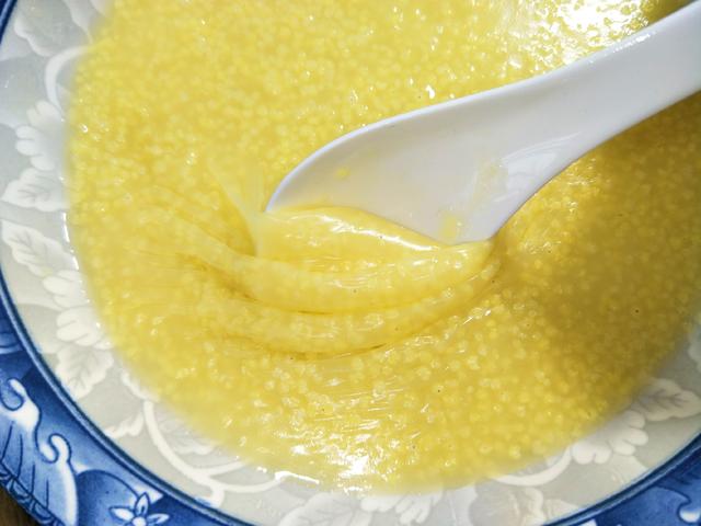 熬小米粥,掌握2个小窍门,小米粘稠流米油,出锅闻着都香
