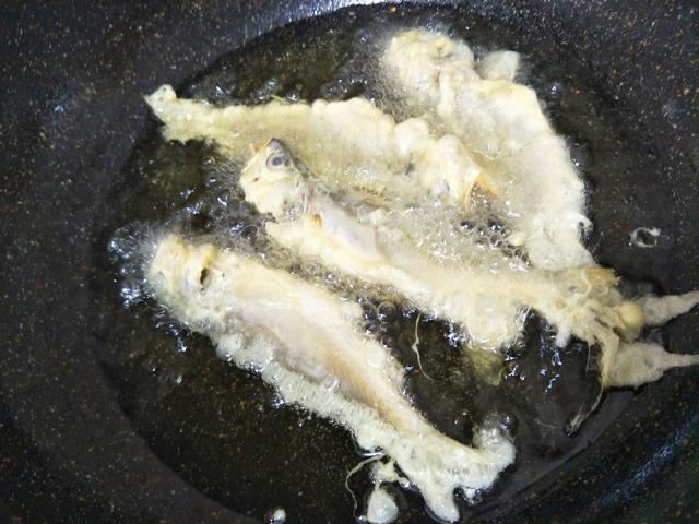 干炸小黄鱼,教你1个好方法,出锅又酥又脆,凉了也不硬