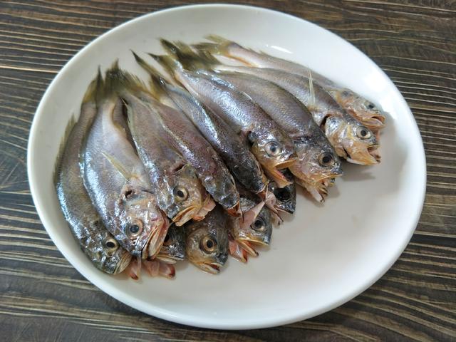 干炸小黄鱼,教你1个好方法,出锅又酥又脆,凉了也不硬
