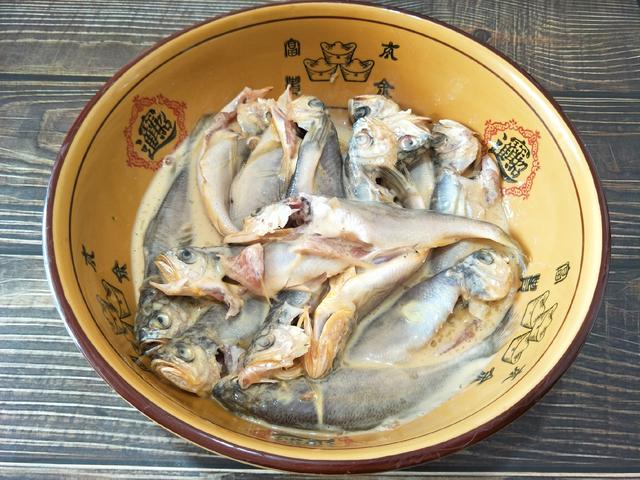 干炸小黄鱼,教你1个好方法,出锅又酥又脆,凉了也不硬