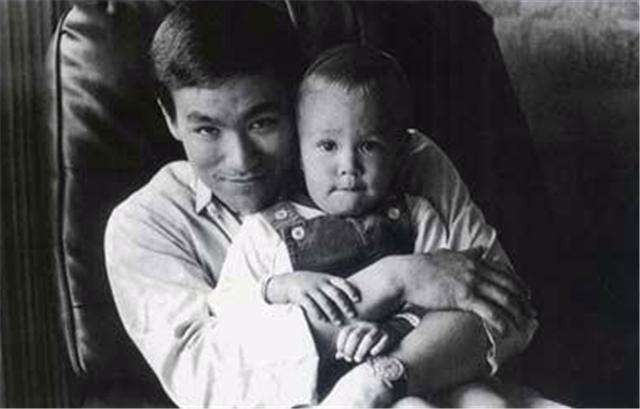 李小龙死后,妻子过的如何?43岁改嫁李小龙徒弟,2年后遭抛弃