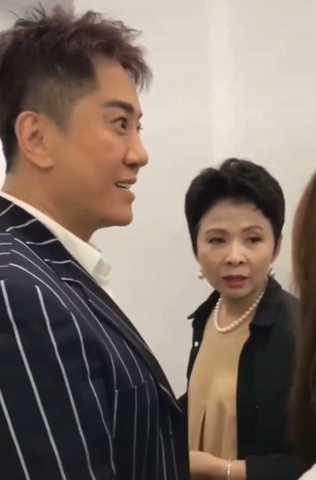 董文华毛宁罕见同框,58岁董文华保养得当,俩人台下热聊很亲切