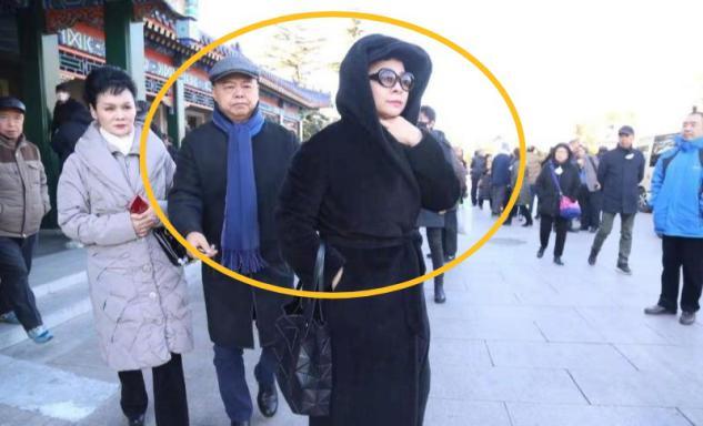 董文华毛宁罕见同框,58岁董文华保养得当,俩人台下热聊很亲切