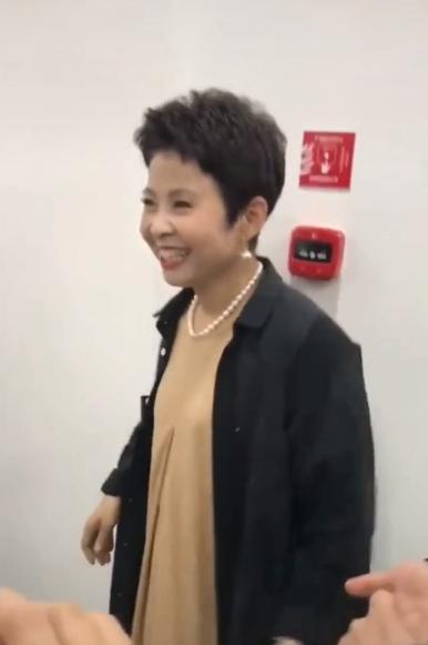 董文华毛宁罕见同框,58岁董文华保养得当,俩人台下热聊很亲切