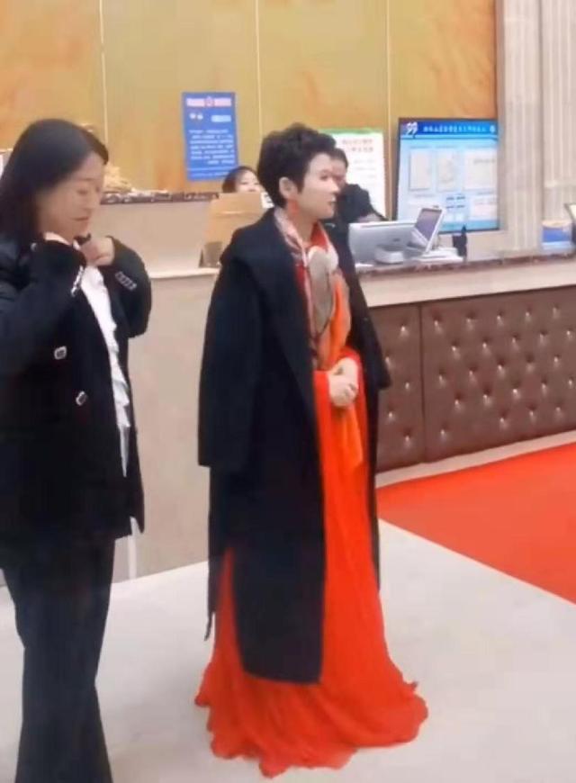 董文华毛宁罕见同框,58岁董文华保养得当,俩人台下热聊很亲切