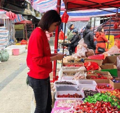刘涛菜市场买菜被偶遇，手中大把现金很抢镜，买东西非常接地气