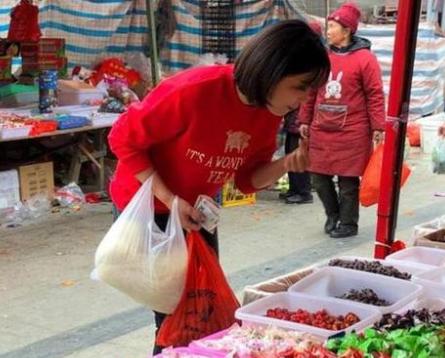 刘涛菜市场买菜被偶遇，手中大把现金很抢镜，买东西非常接地气