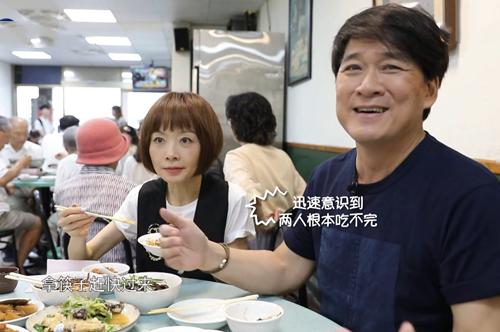 周华健请鲁豫吃饭,看到饭桌上吃的饭后,网友:打脸半个娱乐圈
