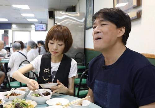 周华健请鲁豫吃饭,看到饭桌上吃的饭后,网友:打脸半个娱乐圈
