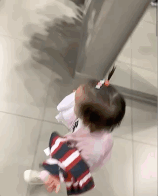 好宠溺!董子健在女儿睡着后闻她的袜子,表达父爱的方式很特别