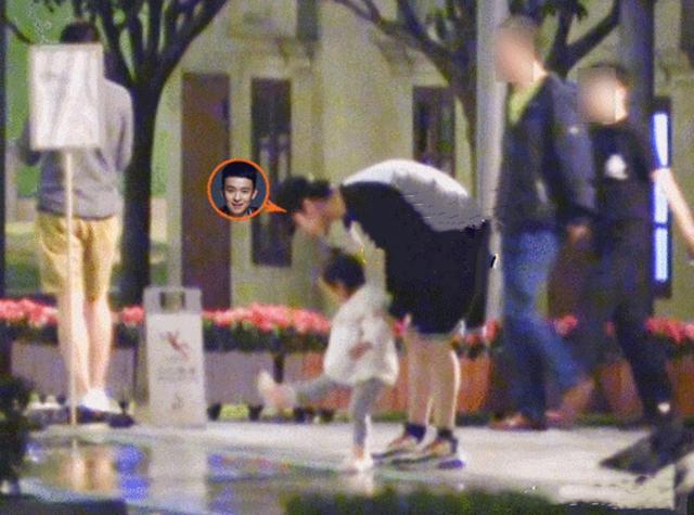 好宠溺!董子健在女儿睡着后闻她的袜子,表达父爱的方式很特别