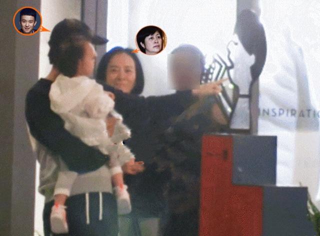 好宠溺!董子健在女儿睡着后闻她的袜子,表达父爱的方式很特别