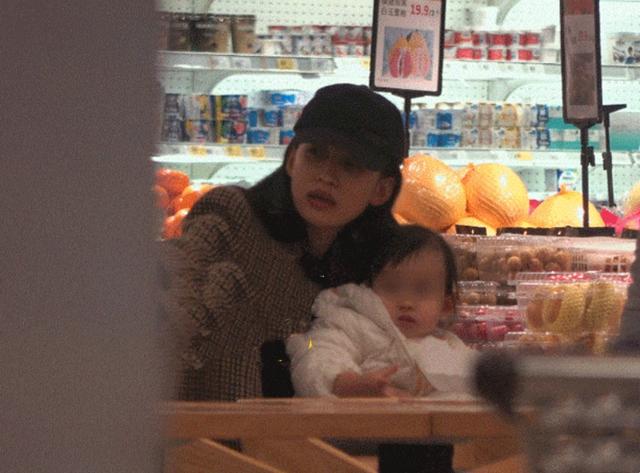 好宠溺!董子健在女儿睡着后闻她的袜子,表达父爱的方式很特别
