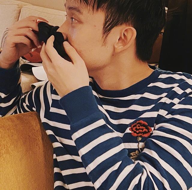 好宠溺!董子健在女儿睡着后闻她的袜子,表达父爱的方式很特别