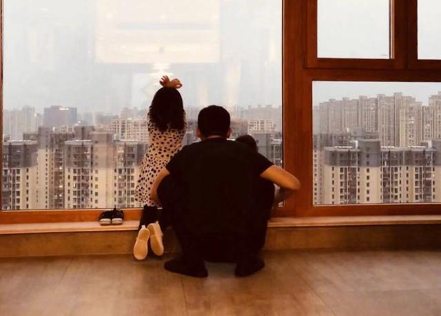 朱亚文分享宅家带娃,与两女儿乱舞超欢脱,直言要给舞蹈老师道歉