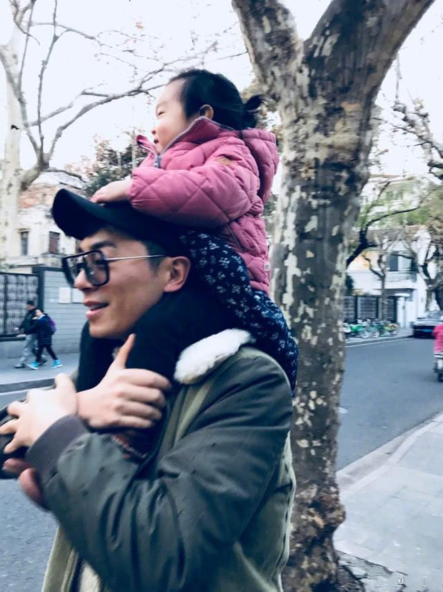 朱亚文分享宅家带娃,与两女儿乱舞超欢脱,直言要给舞蹈老师道歉