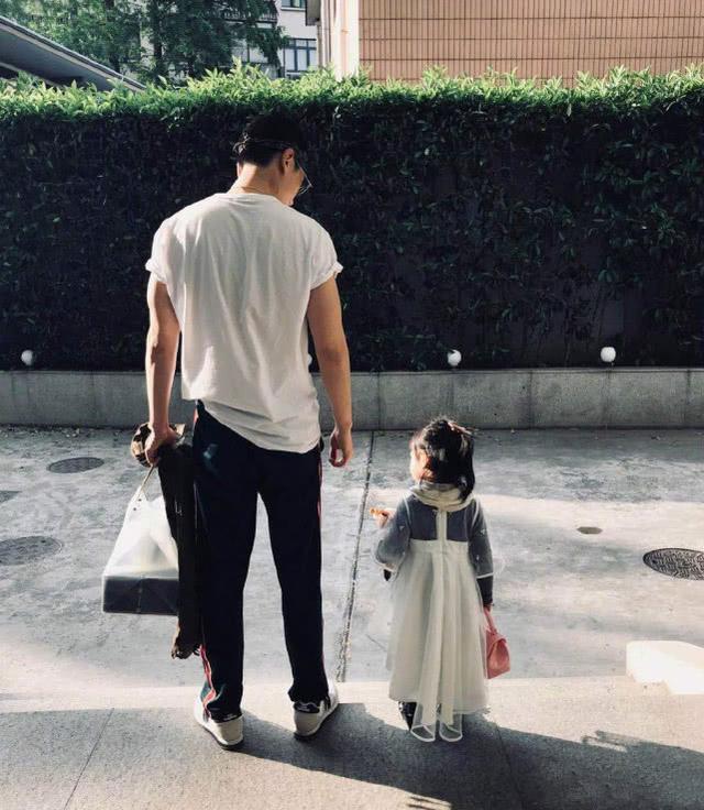 朱亚文分享宅家带娃,与两女儿乱舞超欢脱,直言要给舞蹈老师道歉