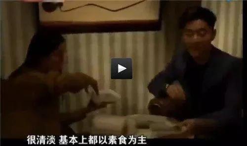 杨幂宅家都开始做美食了,看到她煲的汤才知道和女明星差距有多大