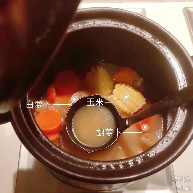 杨幂宅家都开始做美食了,看到她煲的汤才知道和女明星差距有多大