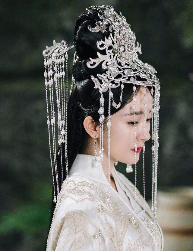 《枕上书》杨幂太抢风头?客串白浅连上3个热搜,引热巴粉丝不满