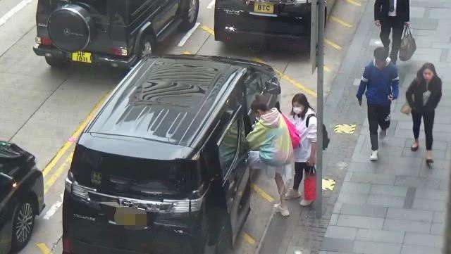 应采儿怀孕后独自外出逛街,边走边玩手机,四肢依然纤细且灵活