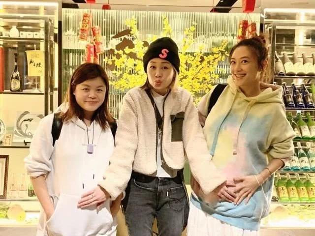 应采儿怀孕后独自外出逛街,边走边玩手机,四肢依然纤细且灵活