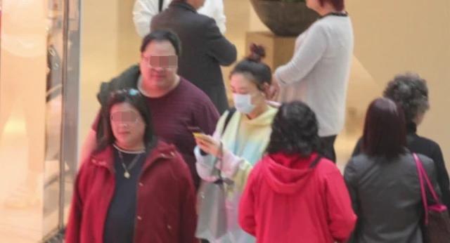 应采儿怀孕后独自外出逛街,边走边玩手机,四肢依然纤细且灵活