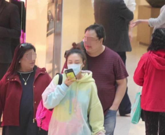 应采儿怀孕后独自外出逛街,边走边玩手机,四肢依然纤细且灵活