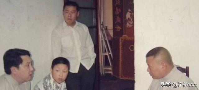 10多年前德云社的旧照，岳云鹏一脸清秀，曹云金蹲在地上在烧锅！