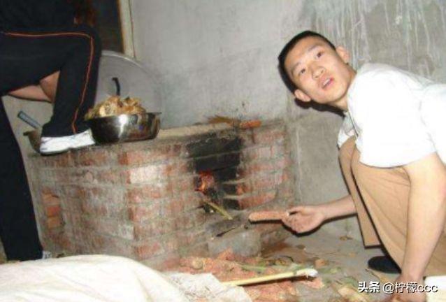 10多年前德云社的旧照，岳云鹏一脸清秀，曹云金蹲在地上在烧锅！