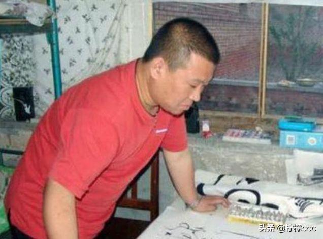 10多年前德云社的旧照,岳云鹏一脸清秀,曹云金蹲在地上在烧锅!