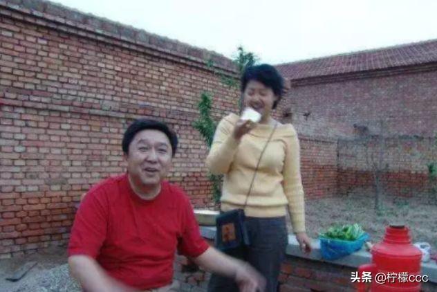 10多年前德云社的旧照,岳云鹏一脸清秀,曹云金蹲在地上在烧锅!