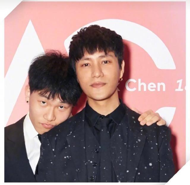 陈坤儿子已经成年,长相浮现母亲的基因,长得像谁大家认得出吗?