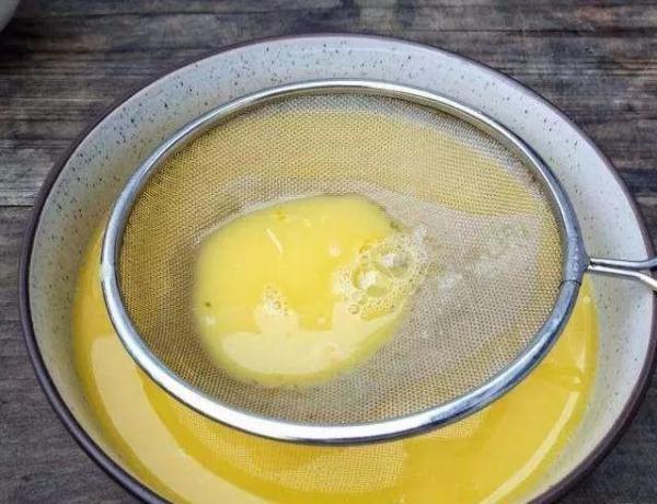 蒸鸡蛋时，记住四个小窍门，蒸出来的鸡蛋鲜美嫩滑、无蜂窝