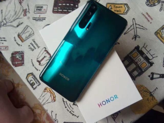 别再问买哪款华为手机了,麒麟980+8GB+双OIS防抖,当前最值得
