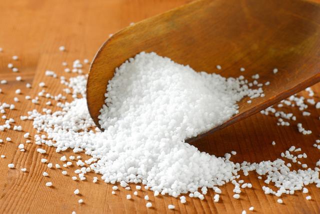 少吃盐也会出问题，限盐不等于缺盐，高血压病人要知道的这件事