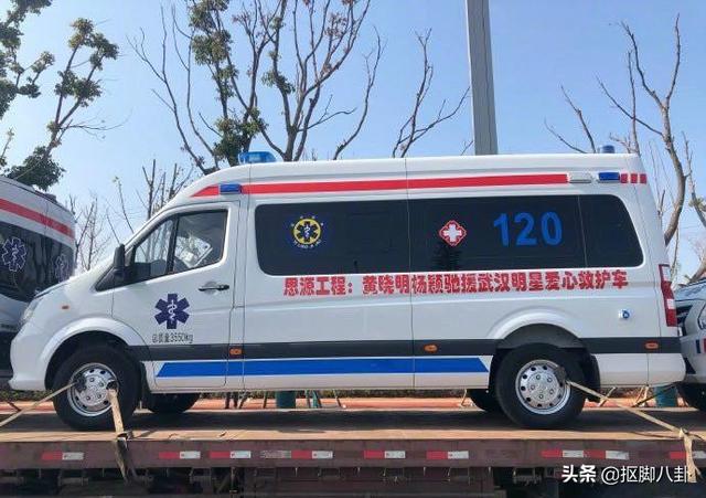 娱乐圈4对明星夫妇捐助的救护车投入使用，黄晓明夫妇考虑很周到