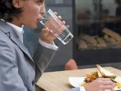 舌头上长泡只是因为上火吗?不一定,良好作息和饮食习惯很重要