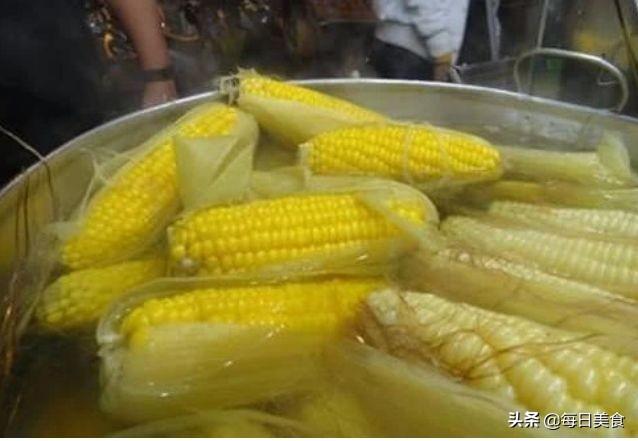 外面卖的煮玉米为何那么香,自己煮的却不香?这其中是有“诀窍”