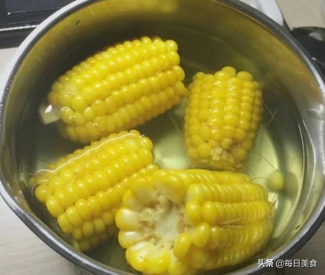 外面卖的煮玉米为何那么香,自己煮的却不香?这其中是有“诀窍”