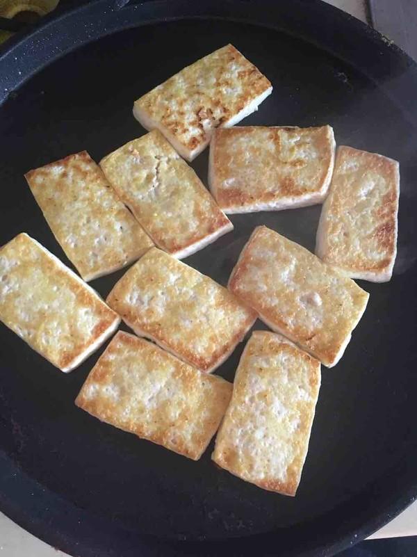 煎豆腐时,千万不要直接下油锅,多加这一步,豆腐不粘锅更嫩滑
