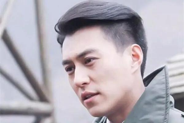 关于网上出现的有关靳东的负面消息,他究竟是个什么样的人呢?