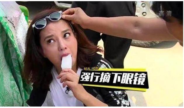 赵薇昔日外出做公益,去路边买水果,黄有龙老婆蹲地上吃雪糕超萌