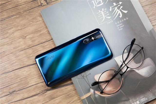 vivo妥协了，跌800+4800万三摄+升降镜头，4000mAh+8G+128G