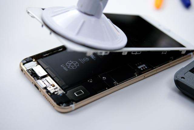 为了让5年前的iPhone 6s Plus恢复续航，如何选择更换电池呢？