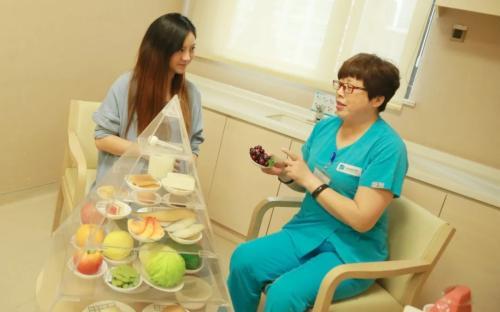 父母近视会遗传给孩子吗?想让宝宝视力好,孕期妈妈这样吃