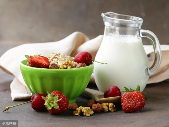 牛奶喝得越多死亡风险越高？喝多少奶、喝什么奶最健康呢？
